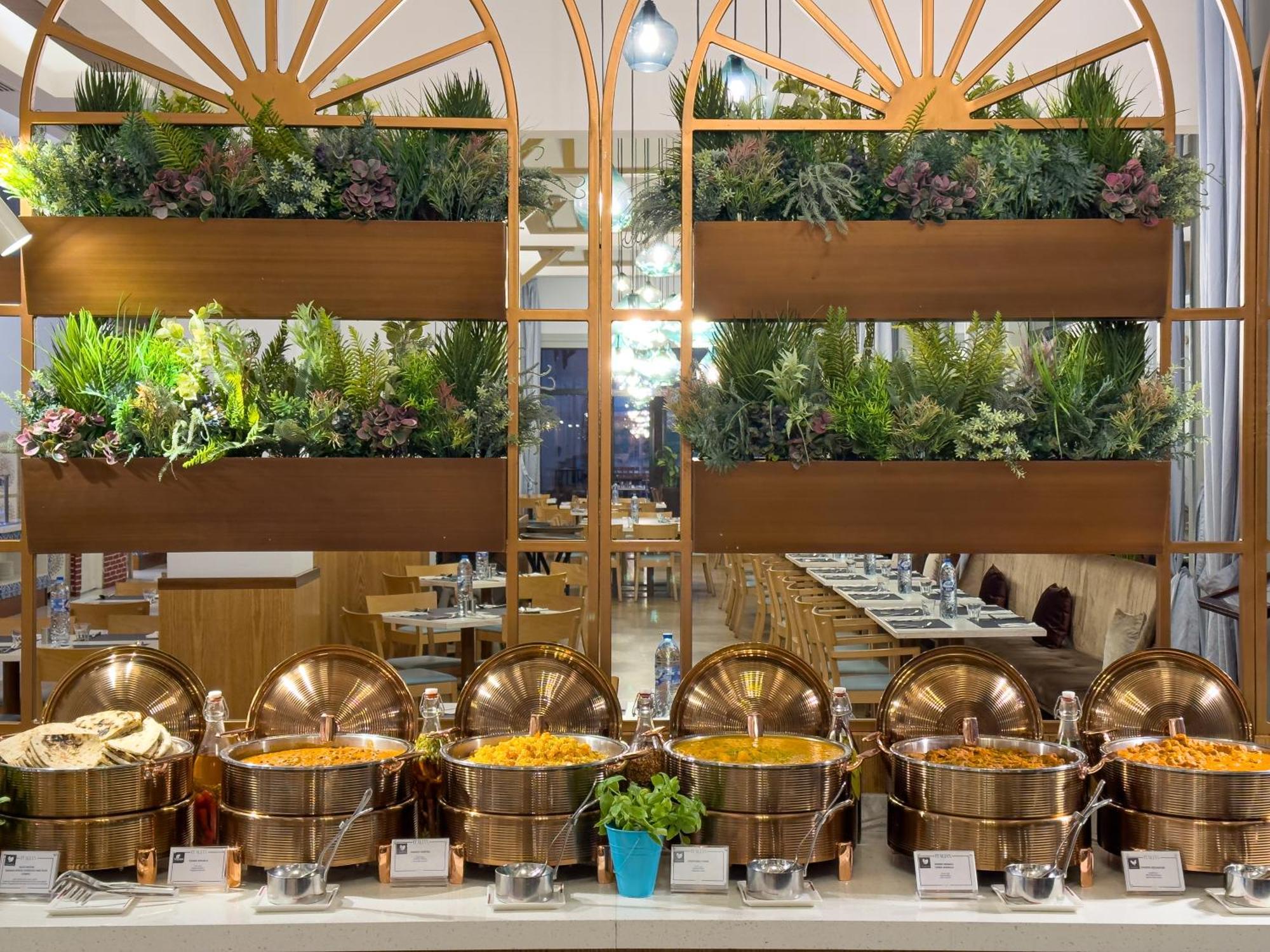 Rixos Bab Al Bahr Hotell Ras al-Khaimah Exteriör bild A buffet at a hotel