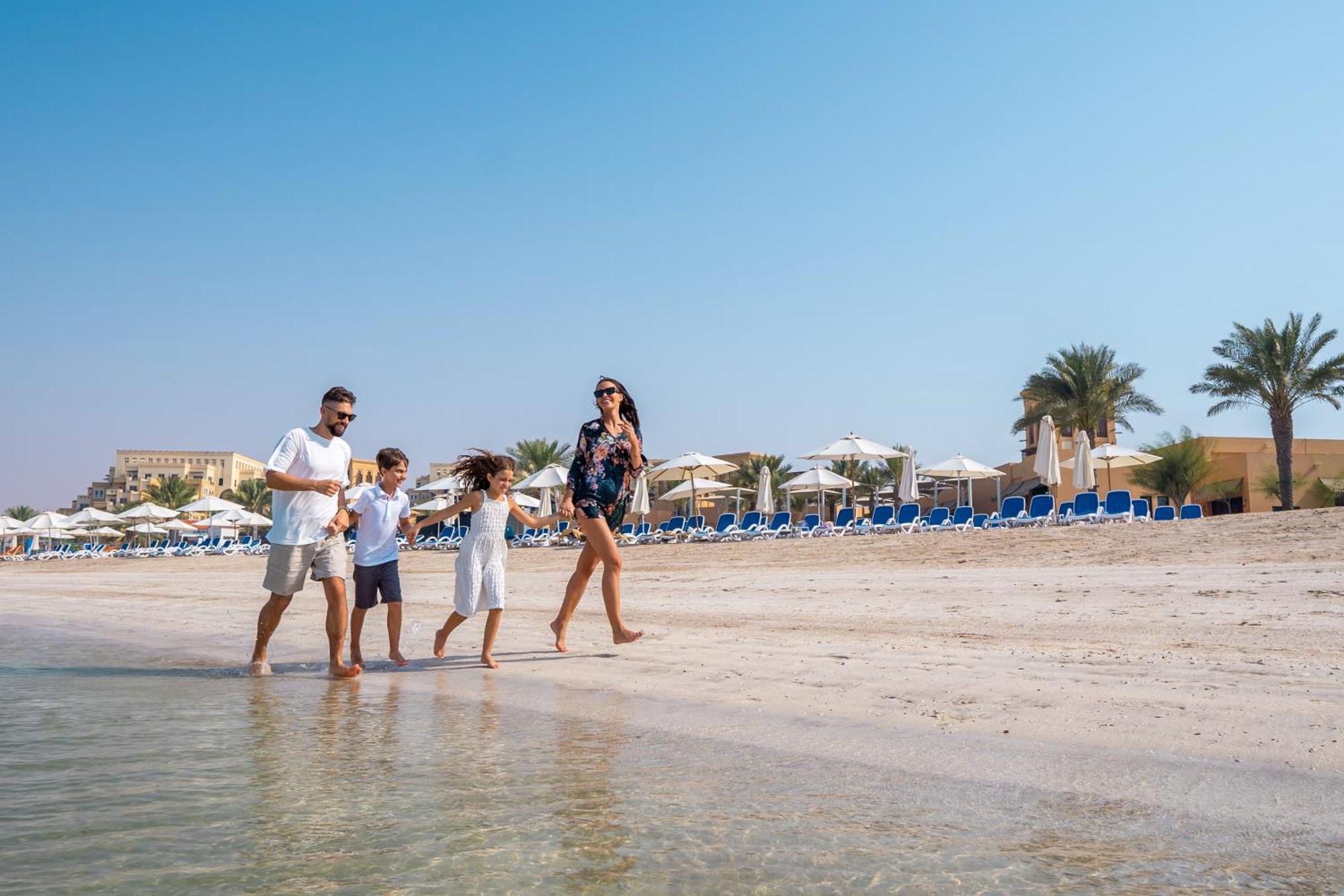 Rixos Bab Al Bahr Hotell Ras al-Khaimah Exteriör bild Family at the beach